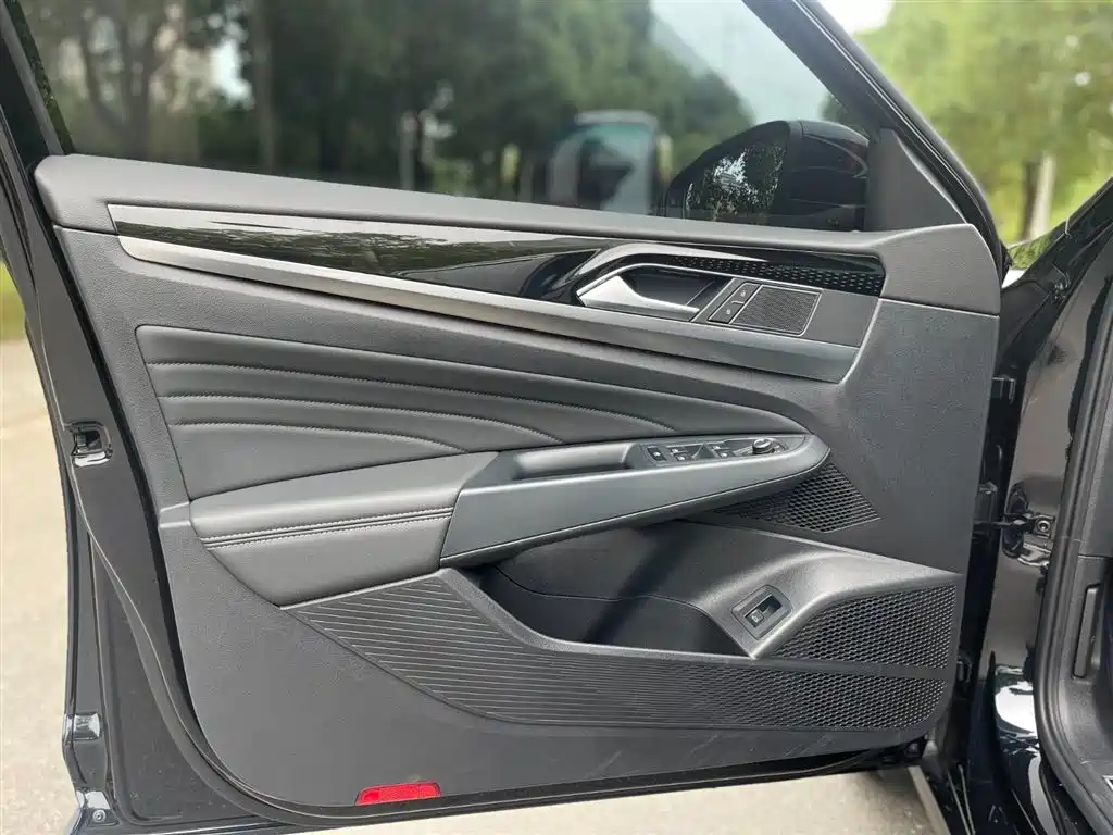 Photo 10 - Volkswagen Passat