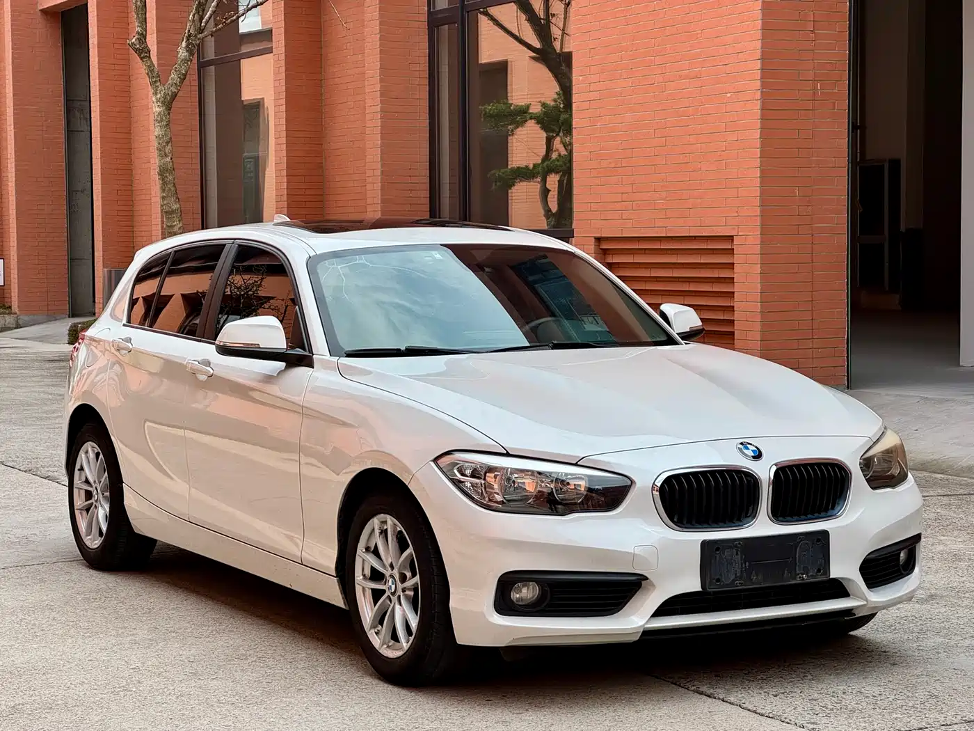 BMW 1 Series (Import) 2016 118i Leading фото 3