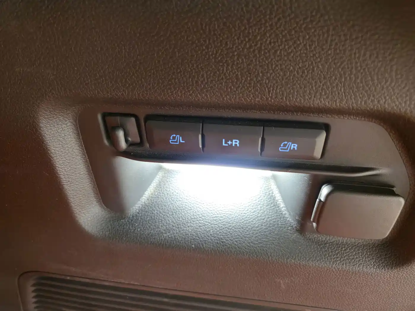 Фото 24 - Ford Explorer