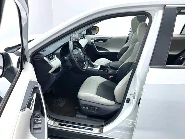 Toyota Wildlander 2020 2.0L CVT 2WD Premium фото 12