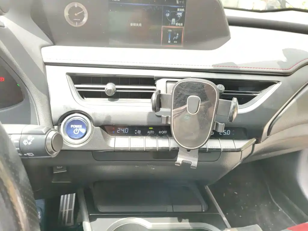Фото 6 - Lexus UX