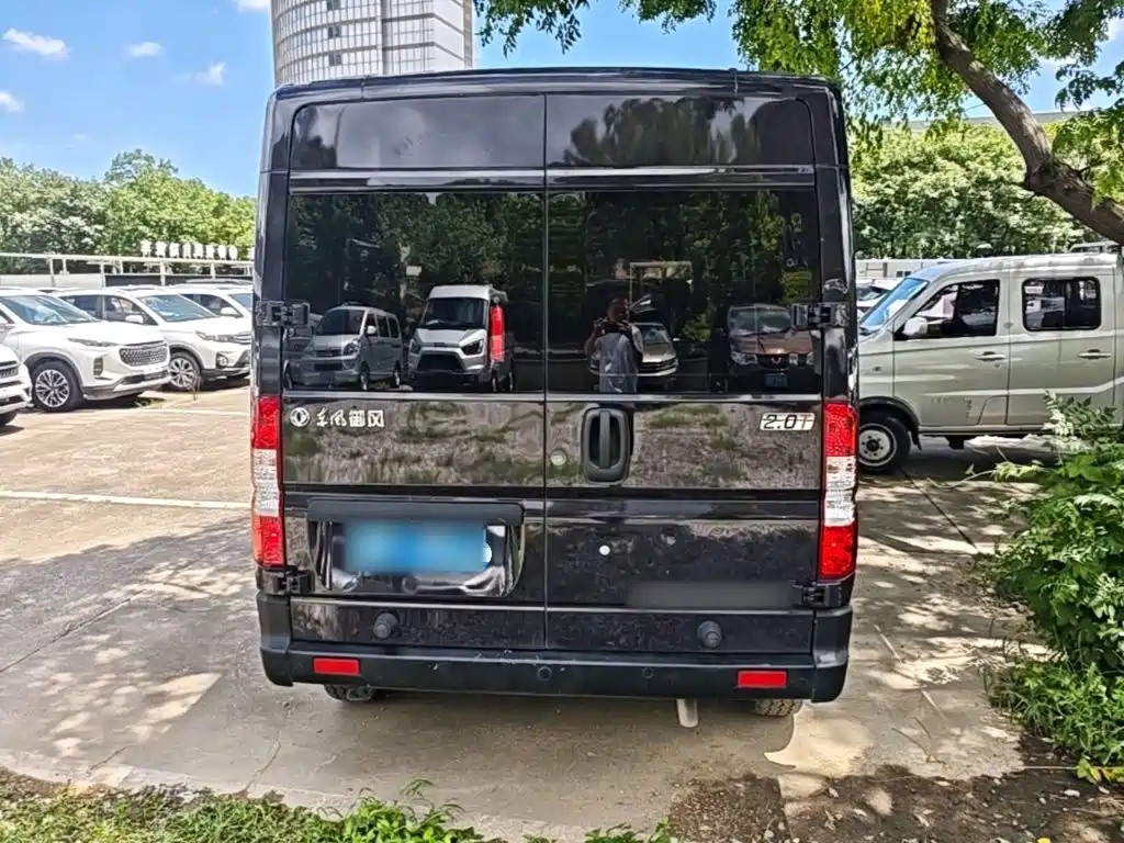 Dongfeng Yufeng Yufeng 2025 2023 V9+ 2.0T Automatic FWD Multi-purpose Medium Wheelbase Medium Roof 7/8/9 Seater