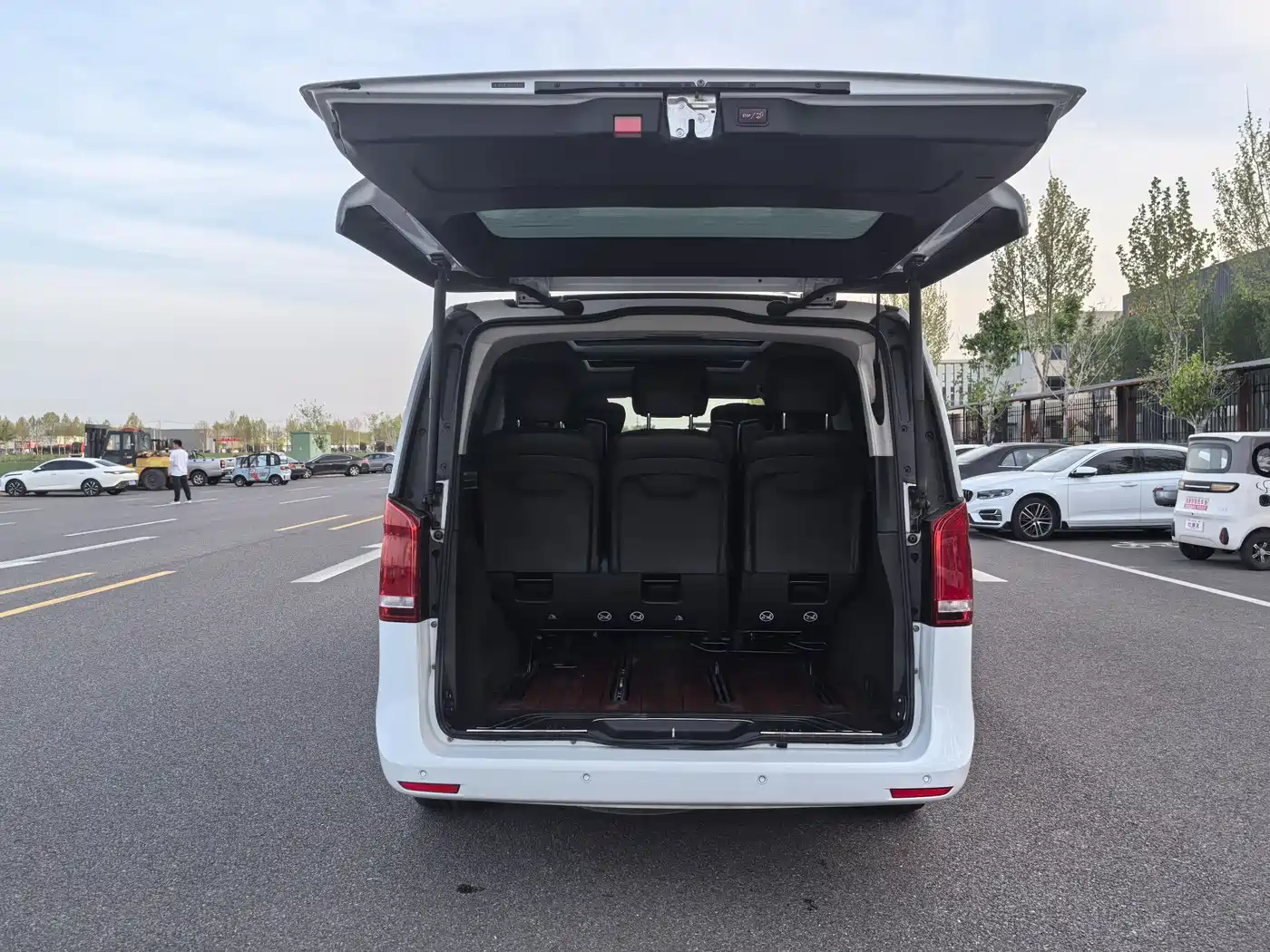 Mercedes-Benz V-Class 2017 Model V 260 L Premium Extended Edition фото 9