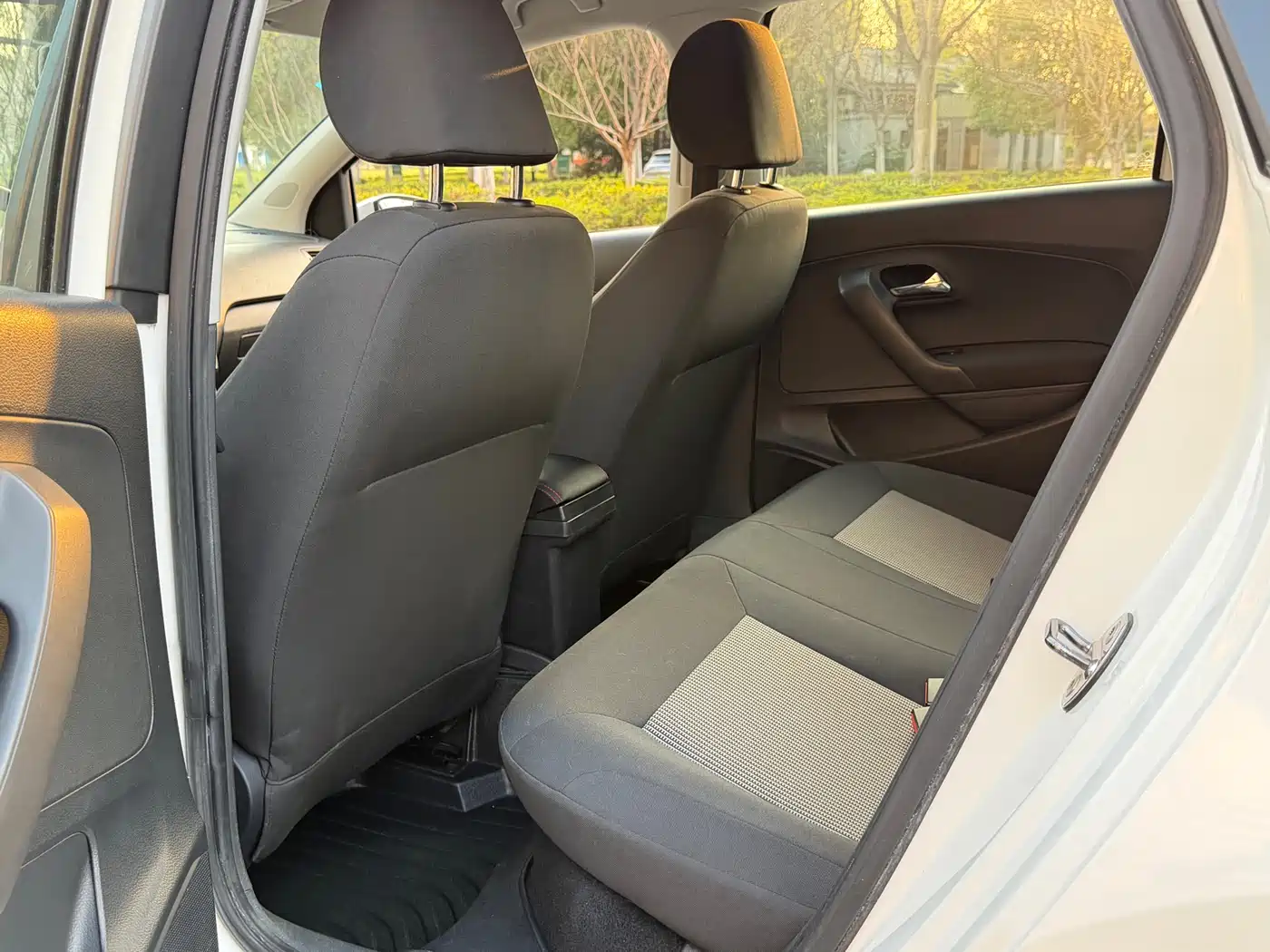 Volkswagen Polo 2016 1.4L Automatic Trend фото 9