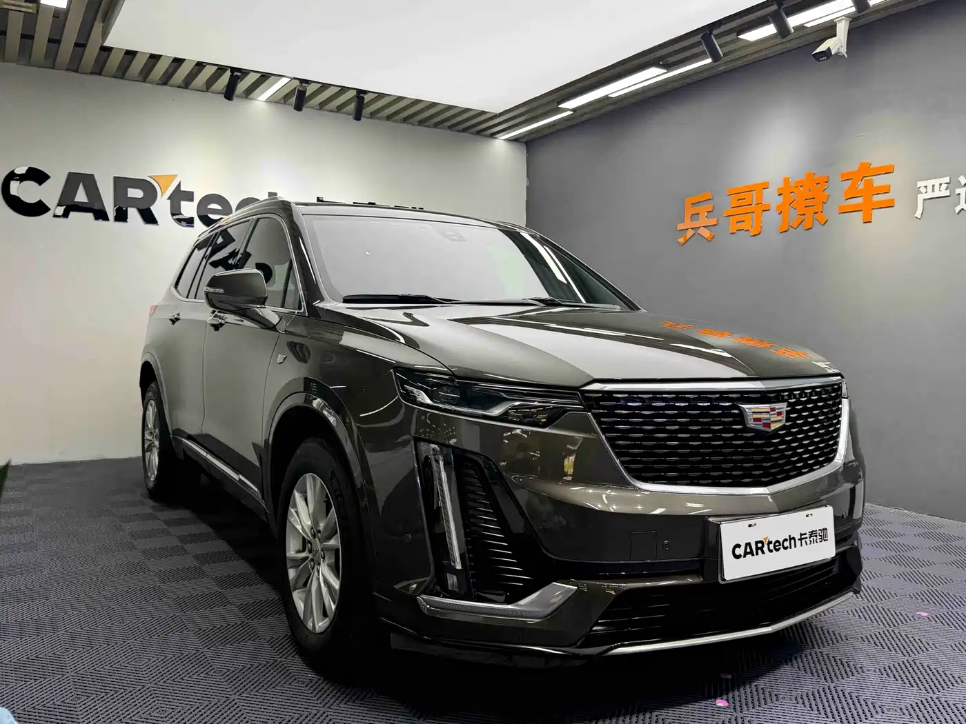 CADILLAC XT6