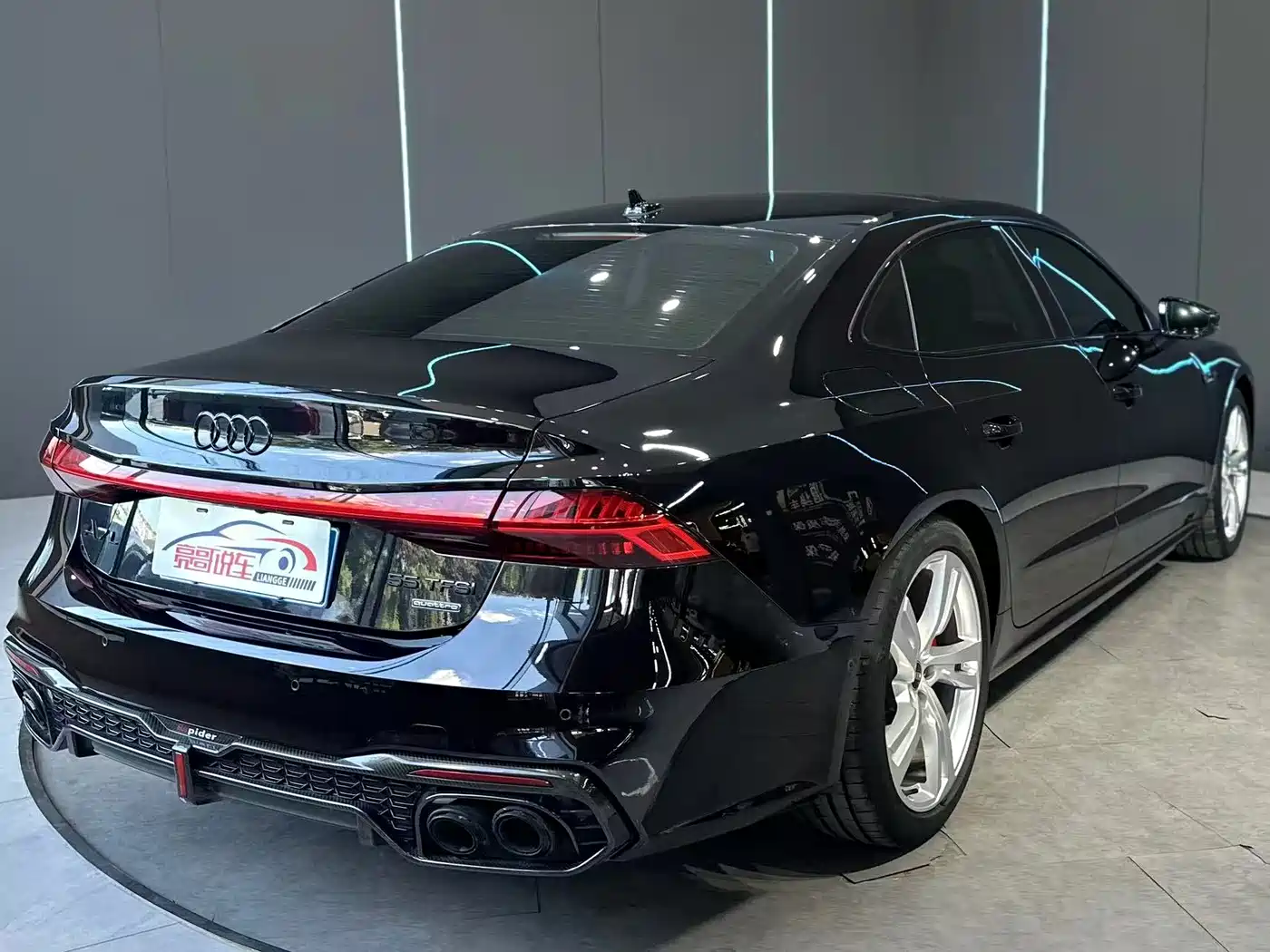 Фото 6 - Audi A7L