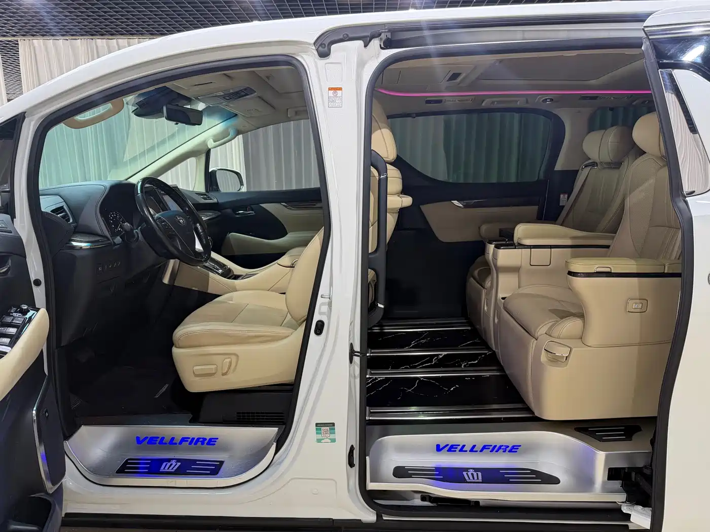 Toyota Vellfire 2019 Hybrid 2.5L HV Premium Edition фото 10