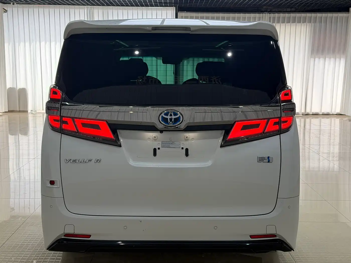 Toyota Vellfire 2019 Hybrid 2.5L HV Premium Edition фото 6