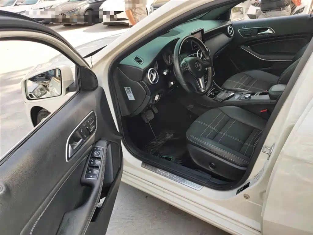 Mercedes-Benz A-Class (Import) 2015 A 200 Fashion фото 11