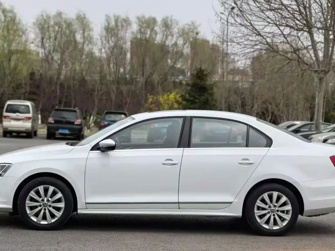 Volkswagen Sagitar 2015 1.6L Automatic Comfort фото 3