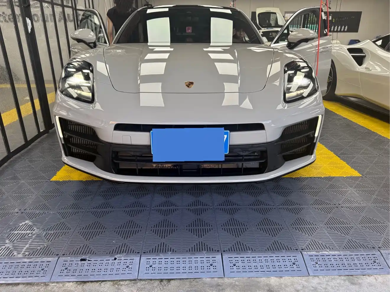 Фото 2 - Porsche Panamera
