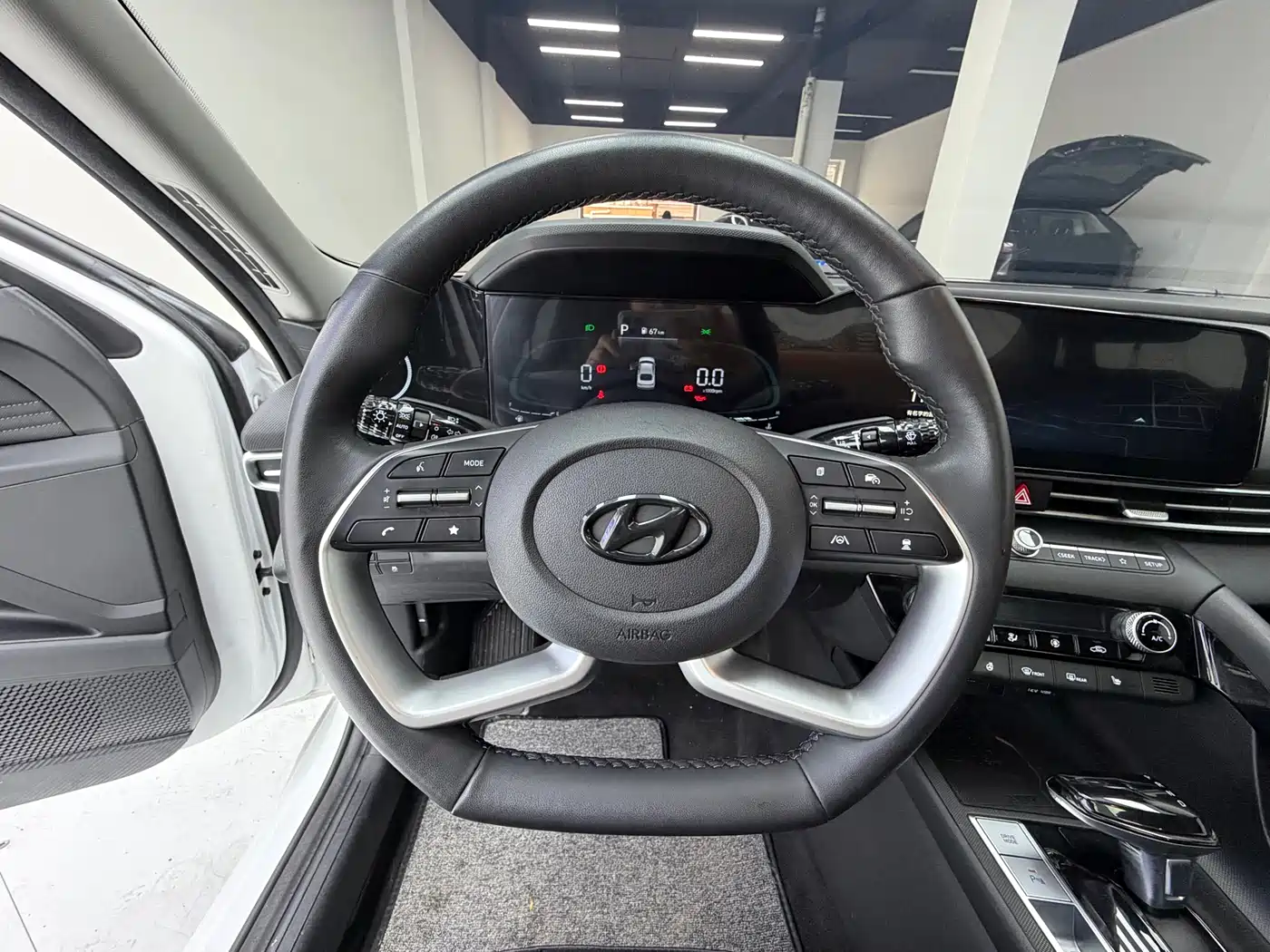 Hyundai Elantra 2023 Model 1.5L CVT LUX Premium Edition фото 10
