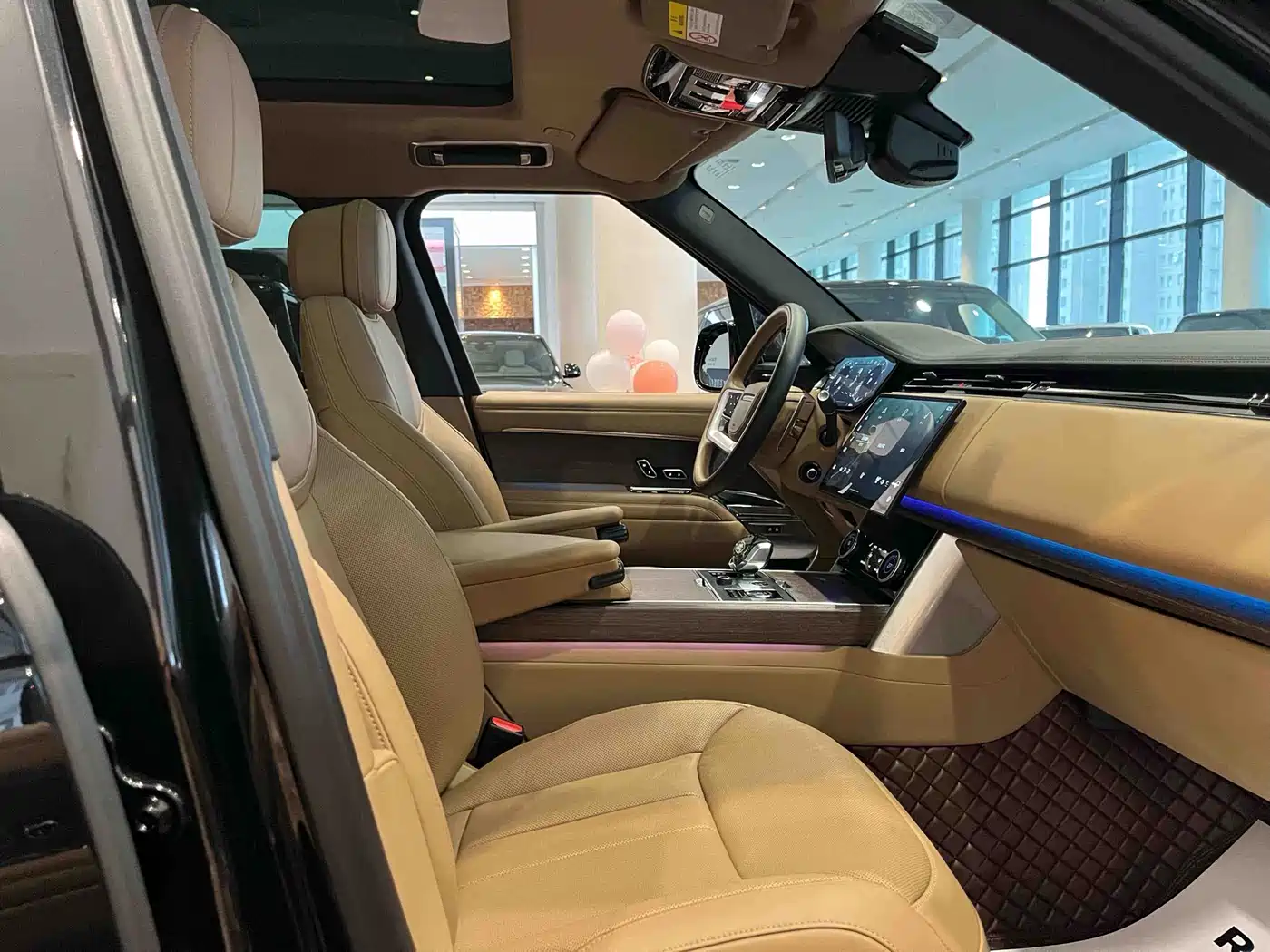 Land Rover Range Rover 2023 3.0 L6 360PS Golden Age Edition фото 19