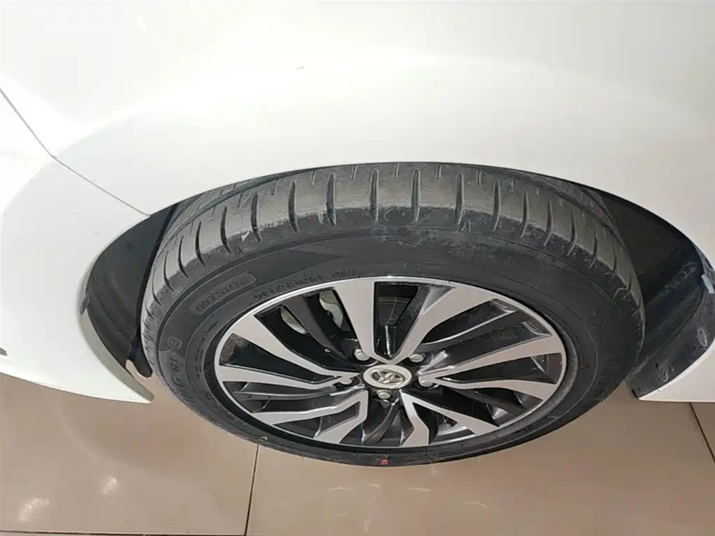 Toyota Corolla 2016 Dual Hybrid 1.8L E-CVT Elite Edition фото 23