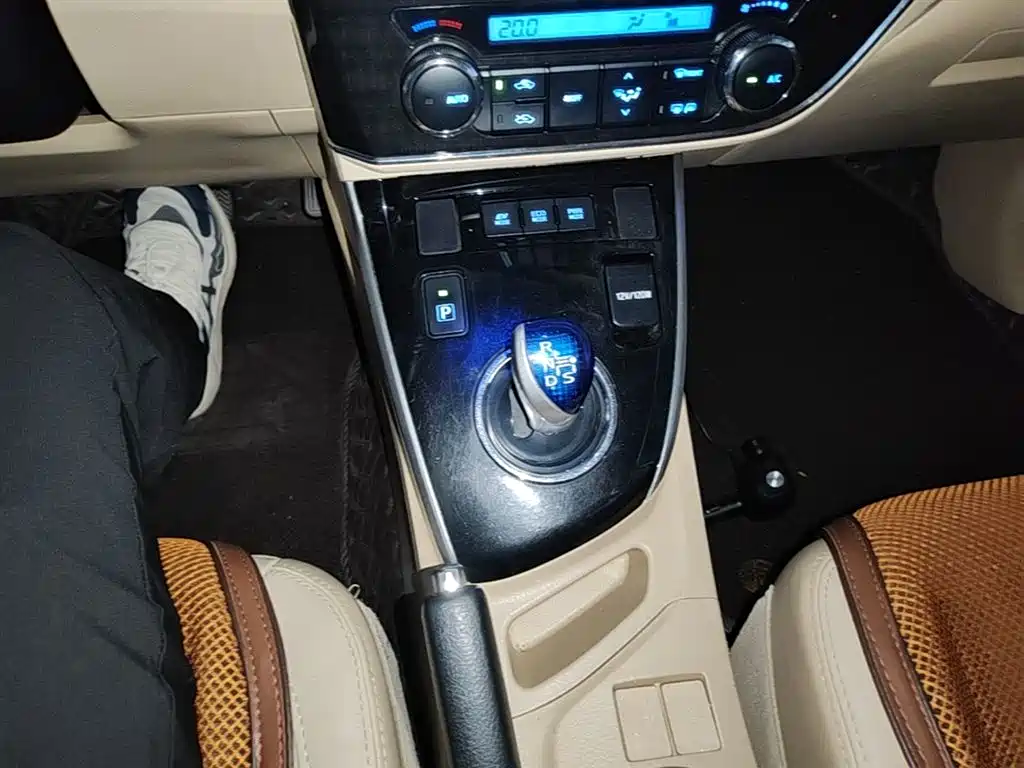 Toyota Corolla 2016 Dual Hybrid 1.8L E-CVT Elite Edition фото 14