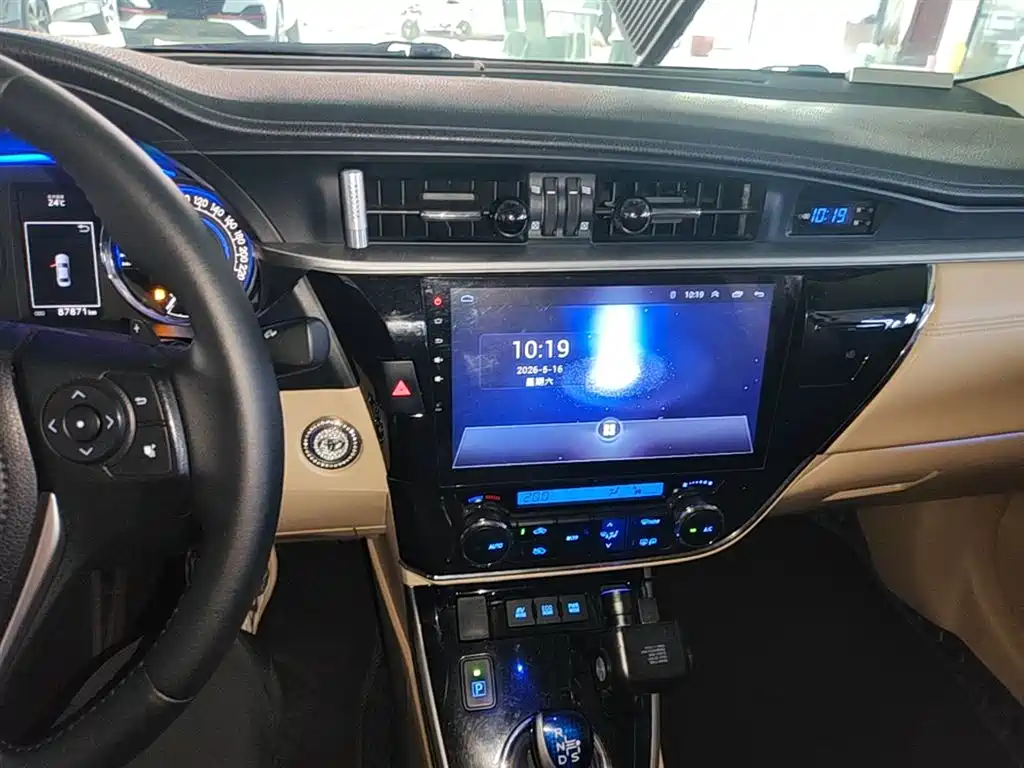 Toyota Corolla 2016 Dual Hybrid 1.8L E-CVT Elite Edition фото 13