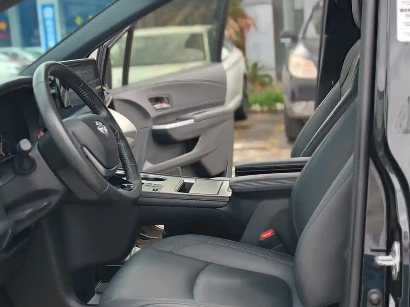 Toyota Granvia 2023 2.5L Hybrid VIP Edition фото 8