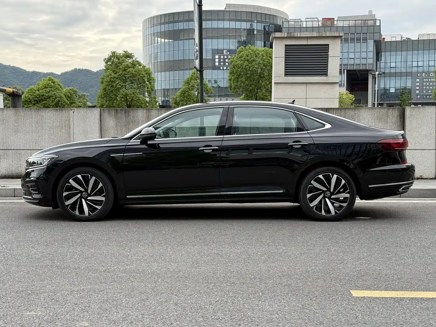 Volkswagen Passat 2025 Outstanding 380TSI Dragon Glory Edition фото 4