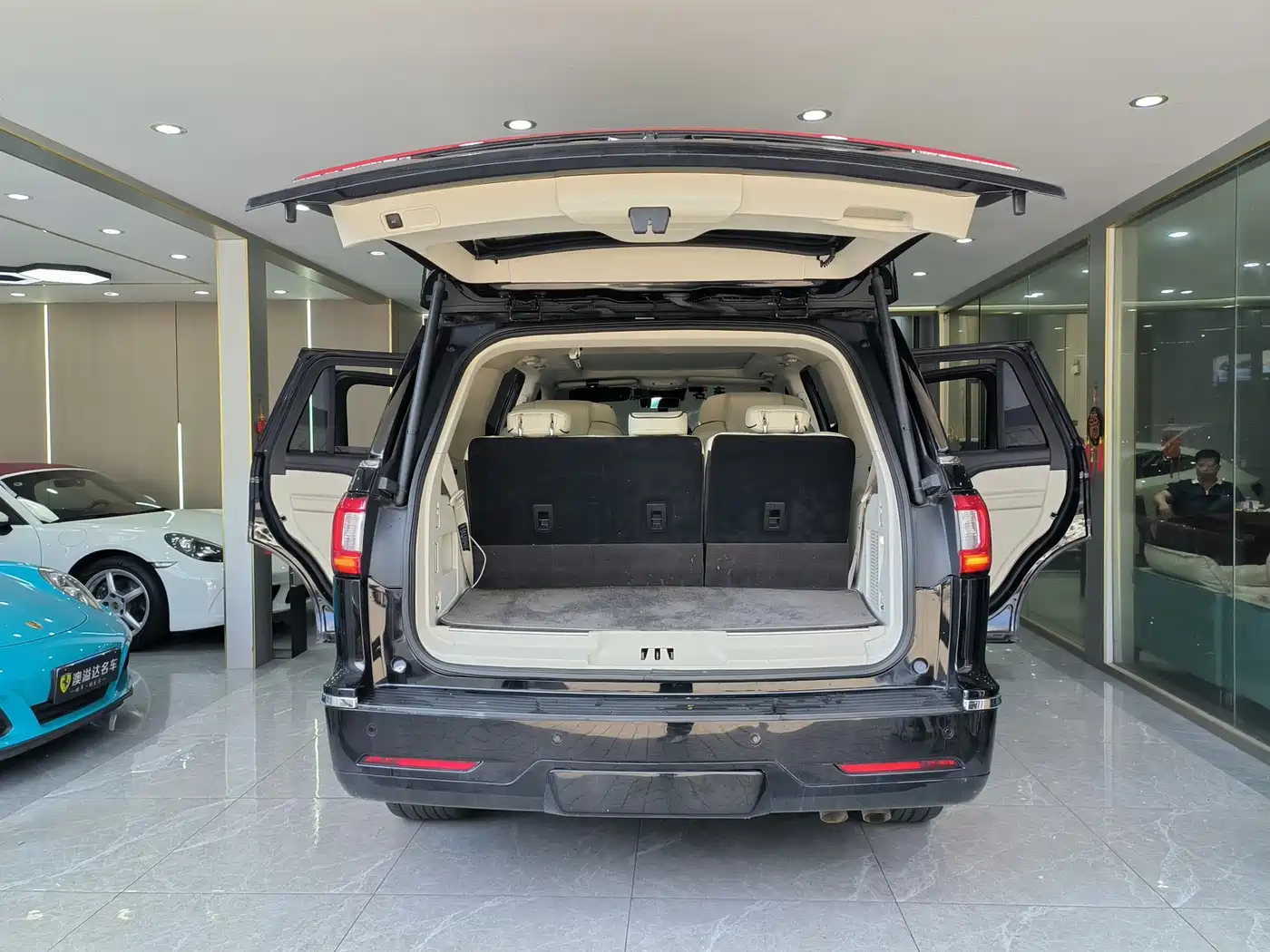 Фото 17 - Lincoln Navigator