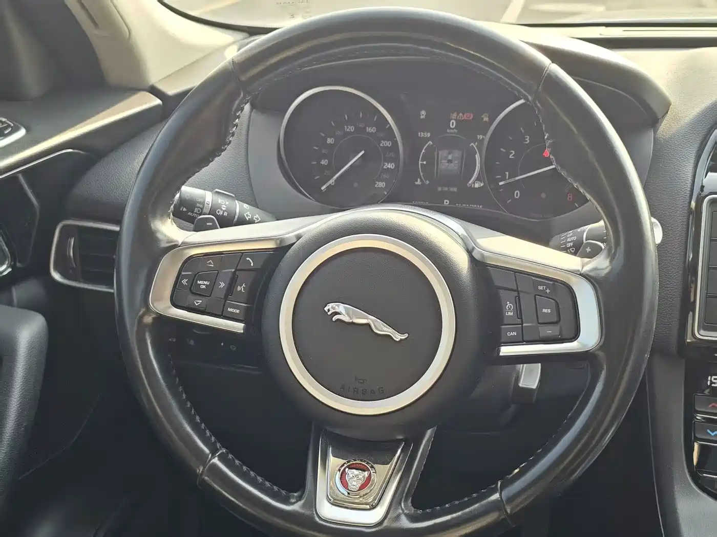 Jaguar F-PACE 2018 2018 2.0T 4WD Urban Premium Edition