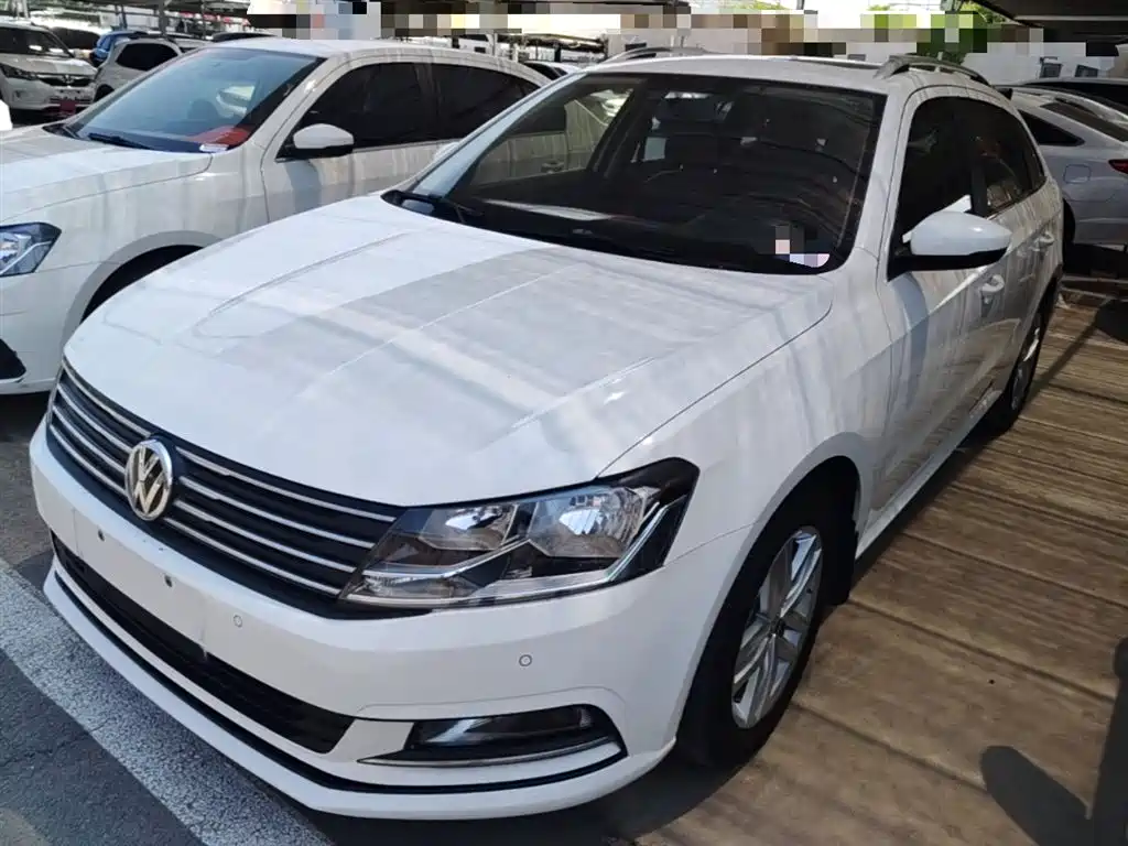Volkswagen Lavida Tour 2015 1.6L Automatic Comfort Edition фото 2