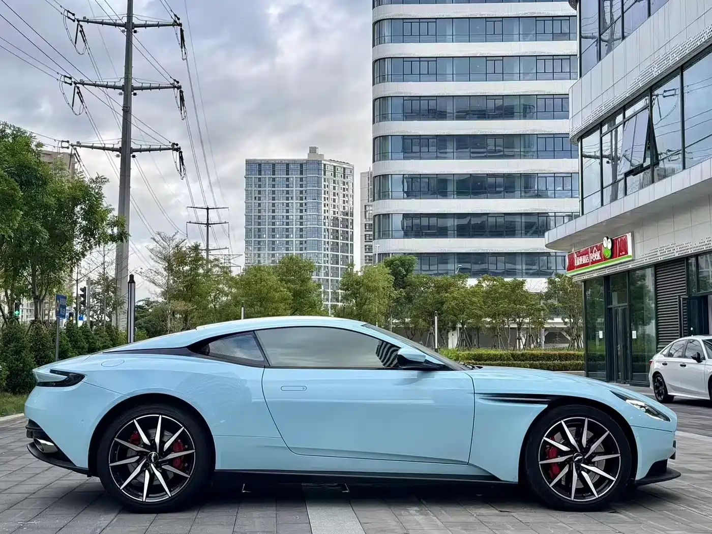 Aston Martin DB11 2016 5.2T Launch Edition фото 9