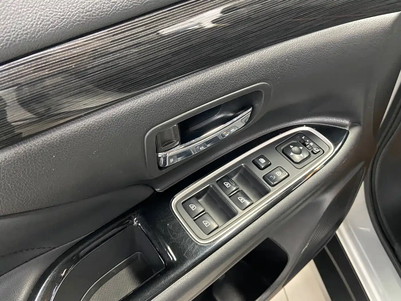 Mitsubishi Outlander 2020 2.0L 2WD Premium 5-seater фото 13