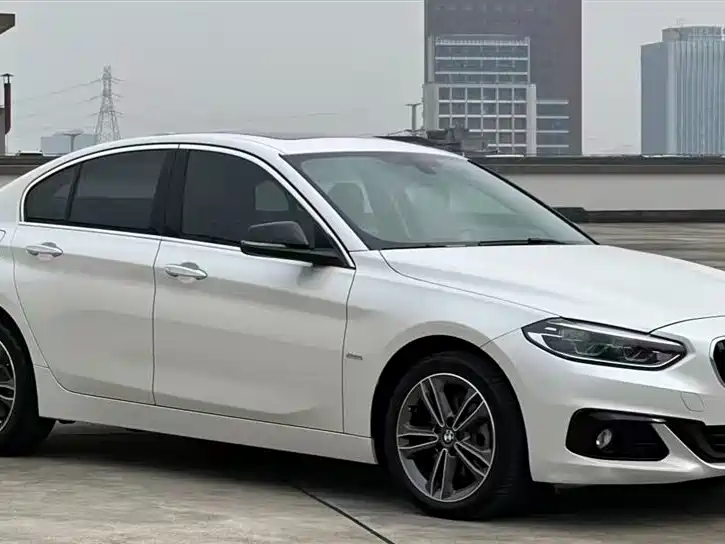 BMW 1 Series 2017 118i Sport фото 6