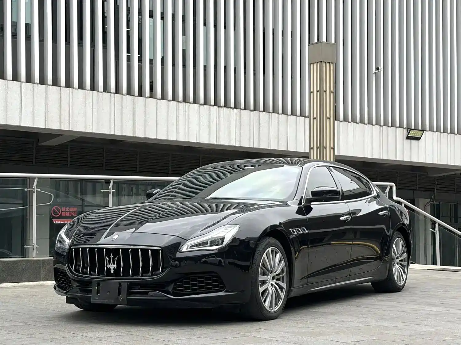 Фото 1 - Maserati Quattroporte