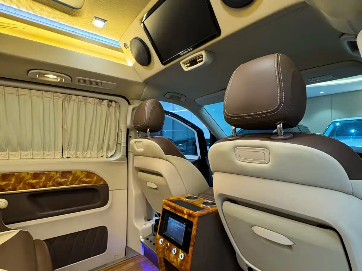 Mercedes-Benz V-Class 2017 Model V 260 L Premium Extended Edition фото 6