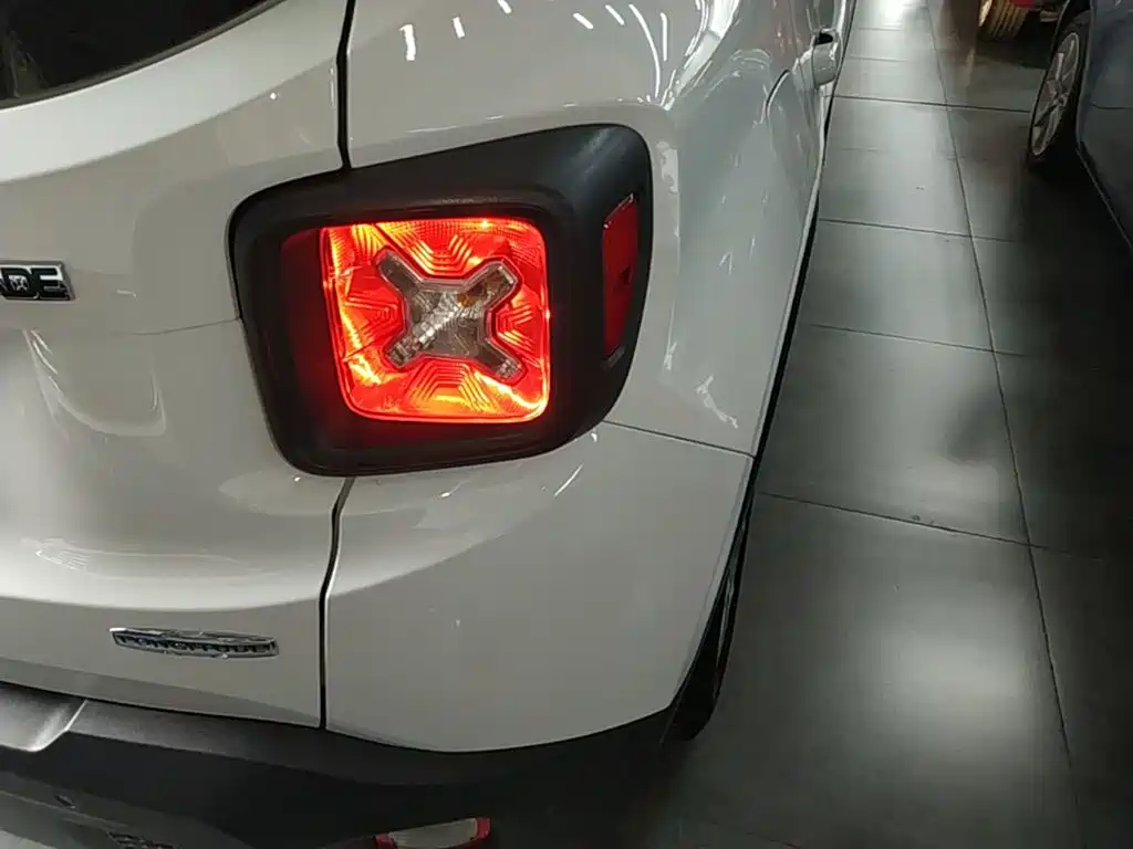 Photo 8 - Jeep Renegade