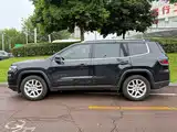 Photo 3 - Jeep Commander