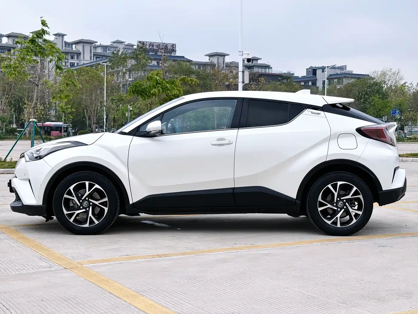 Toyota C-HR 2018 2.0L Luxury Edition China V фото 15