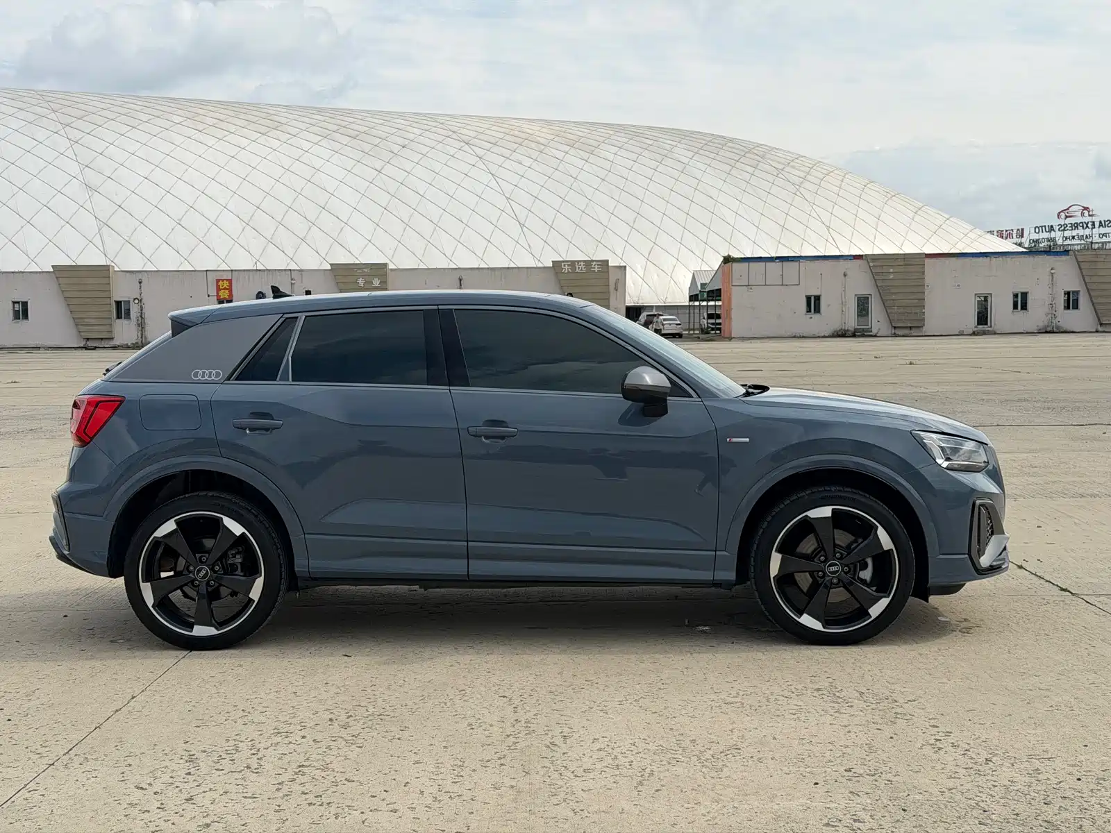 Photo 4 - Audi Q2L