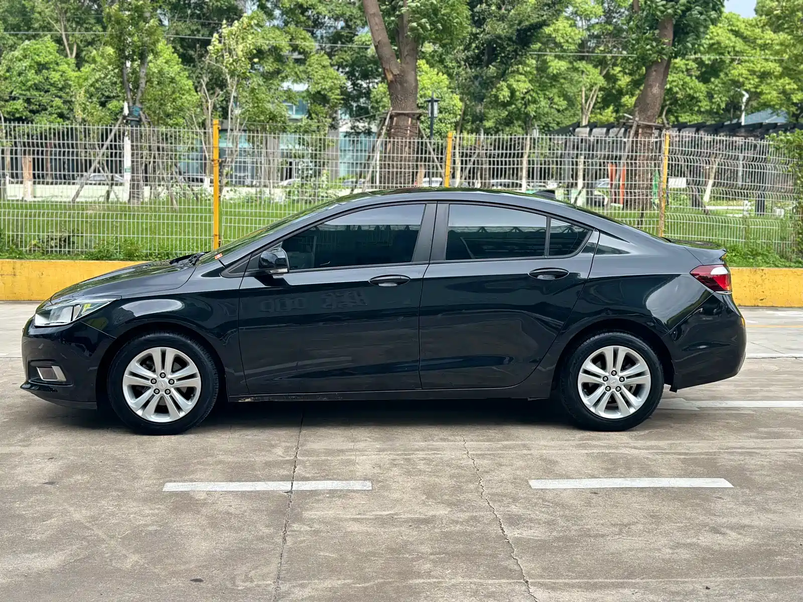 Photo 5 - Chevrolet Cruze