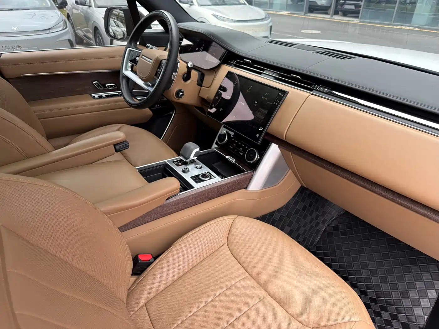 Land Rover Range Rover 2023 3.0 L6 400PS Golden Age 7-Seater Long Wheelbase фото 15