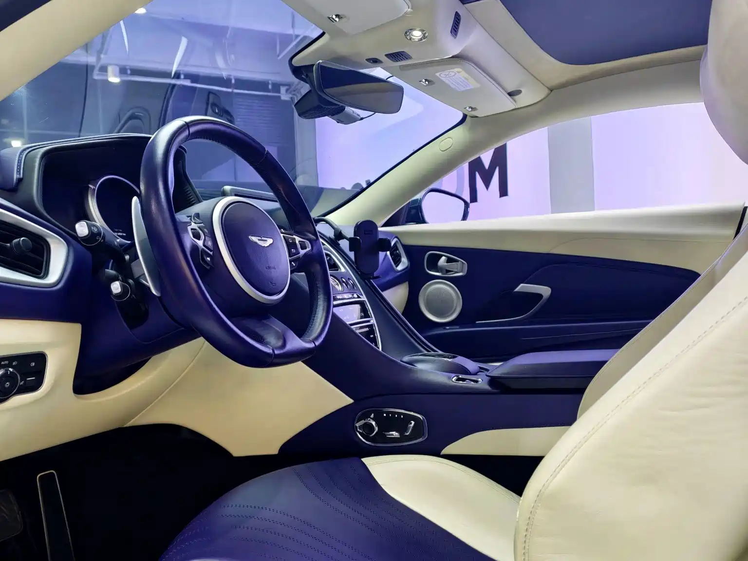 Фото 7 - Aston Martin DB11