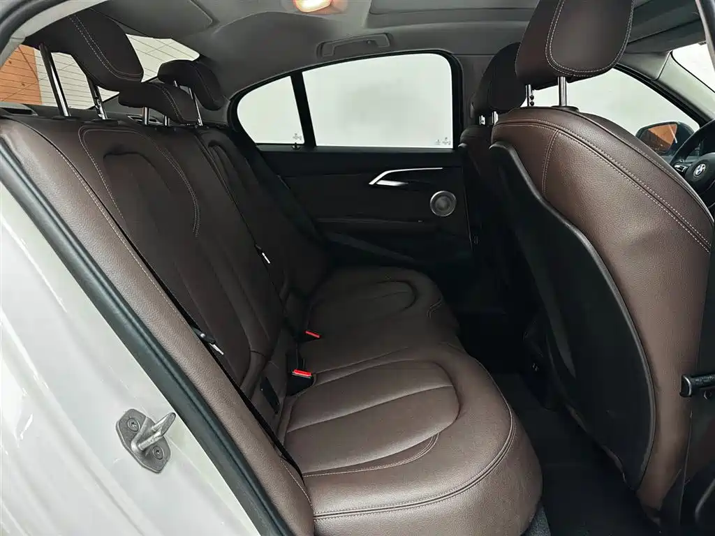 BMW 1 Series 2021 120i M Sport Shadow Edition фото 23