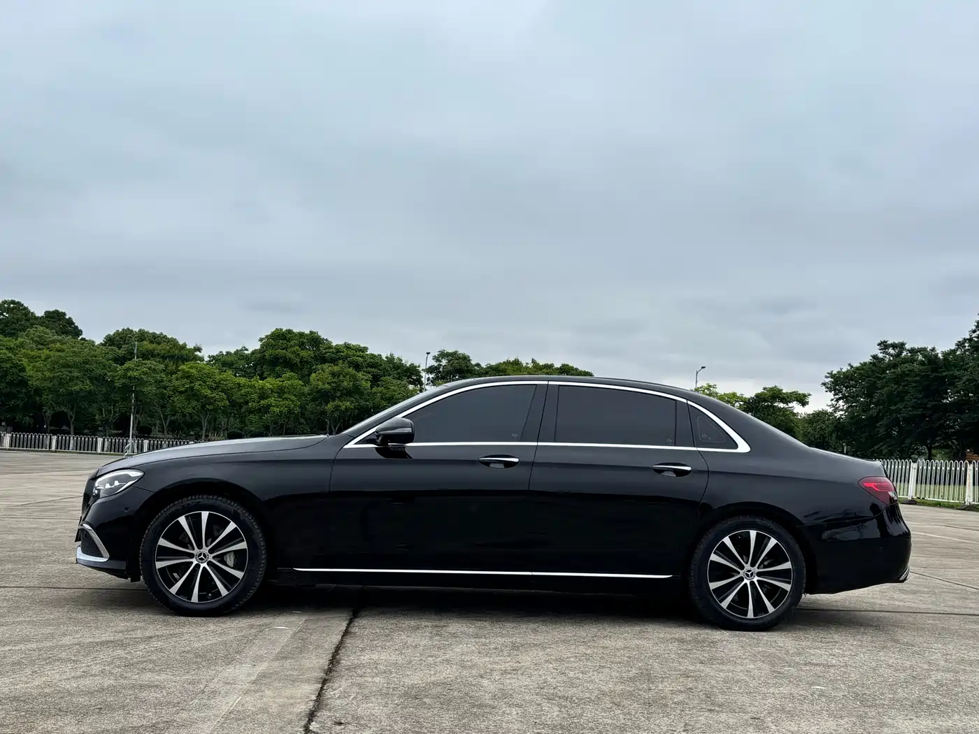 Mercedes-Benz E-Class New Energy 2022 E 350 e L Plug-in Hybrid Sedan фото 4