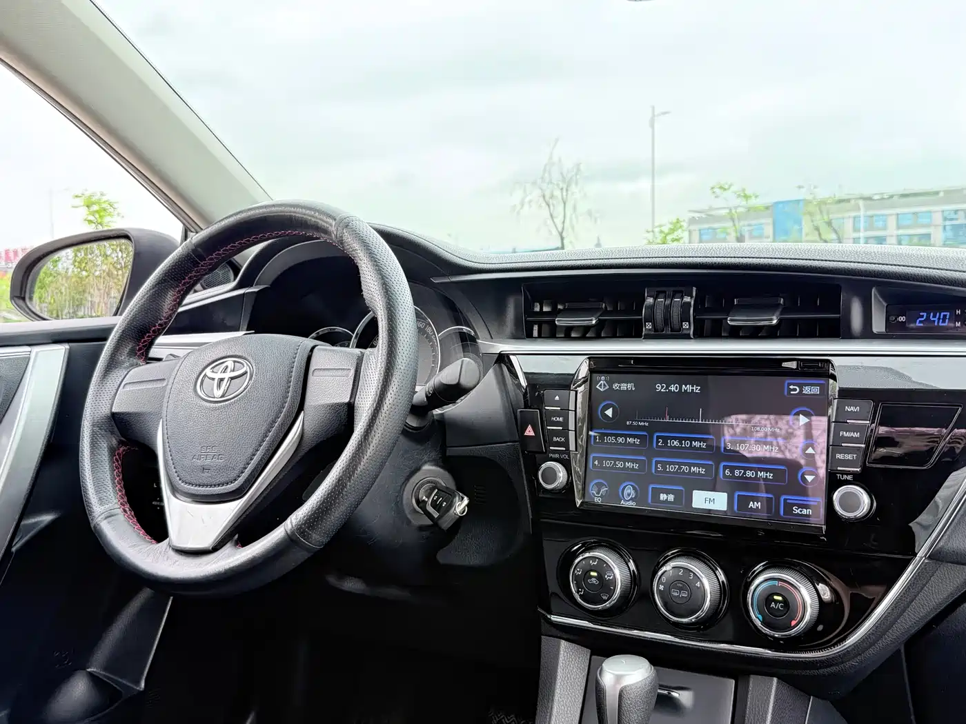 Toyota Corolla 2014 1.6L CVT GL фото 12