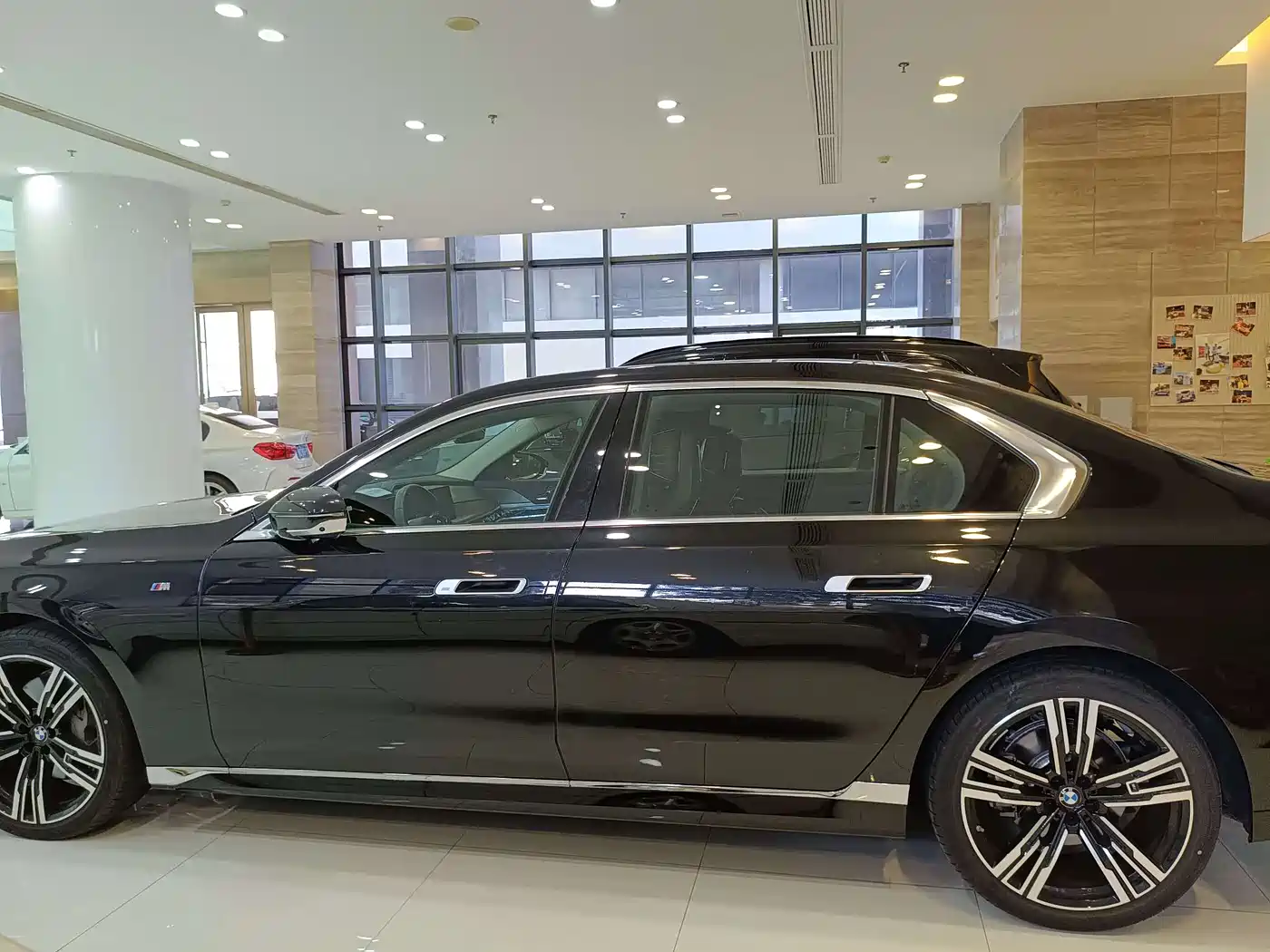BMW 7 Series 2023 Model 740Li Leading M Sport Package фото 3