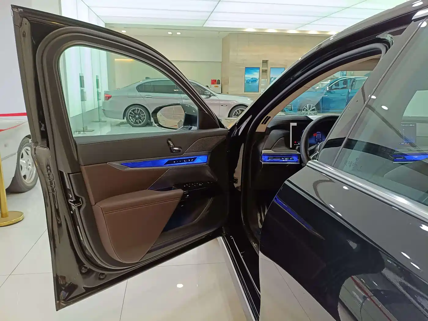 BMW 7 Series 2023 Model 740Li Leading M Sport Package фото 8