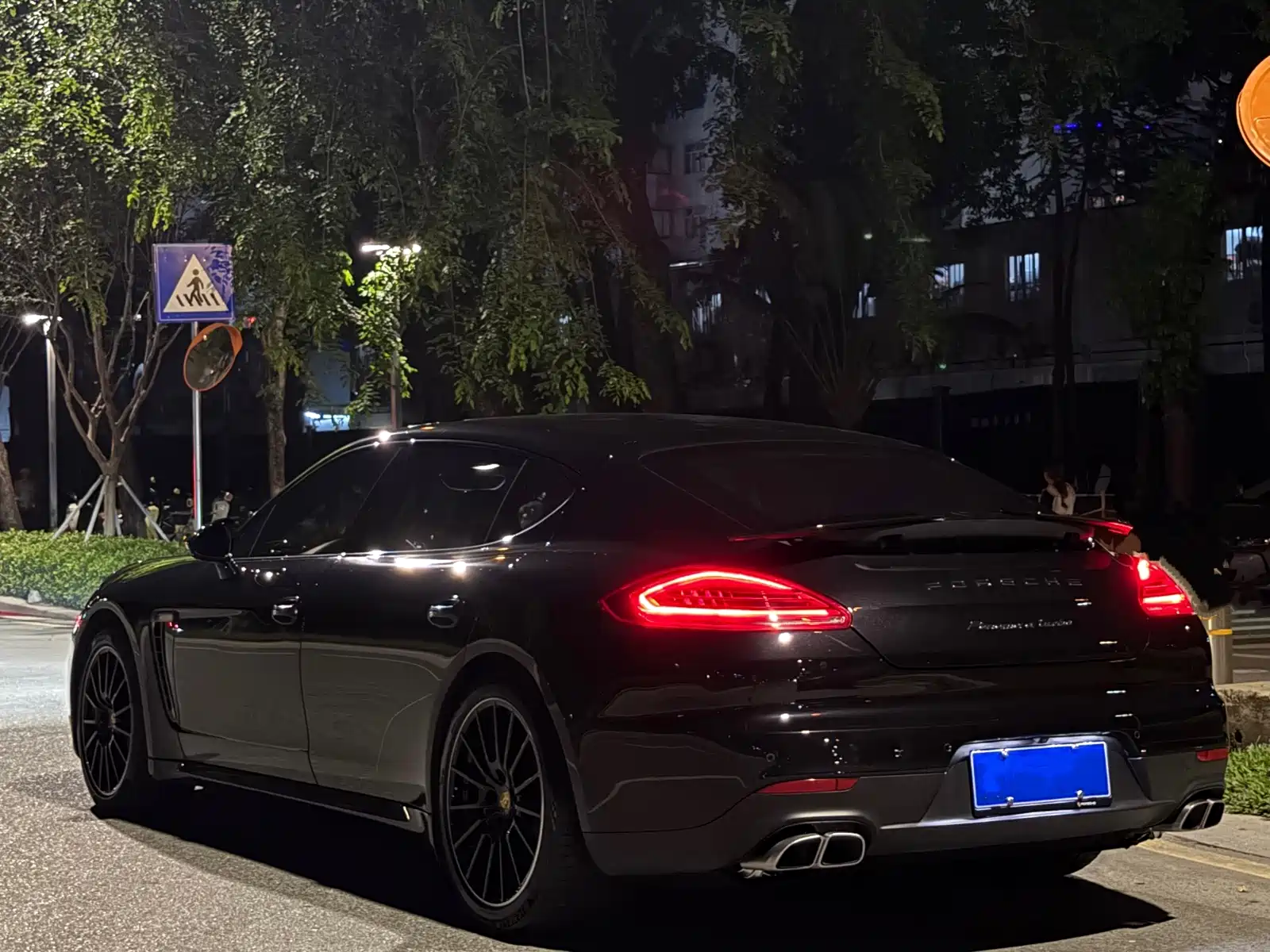 صورة 3 - Porsche Panamera