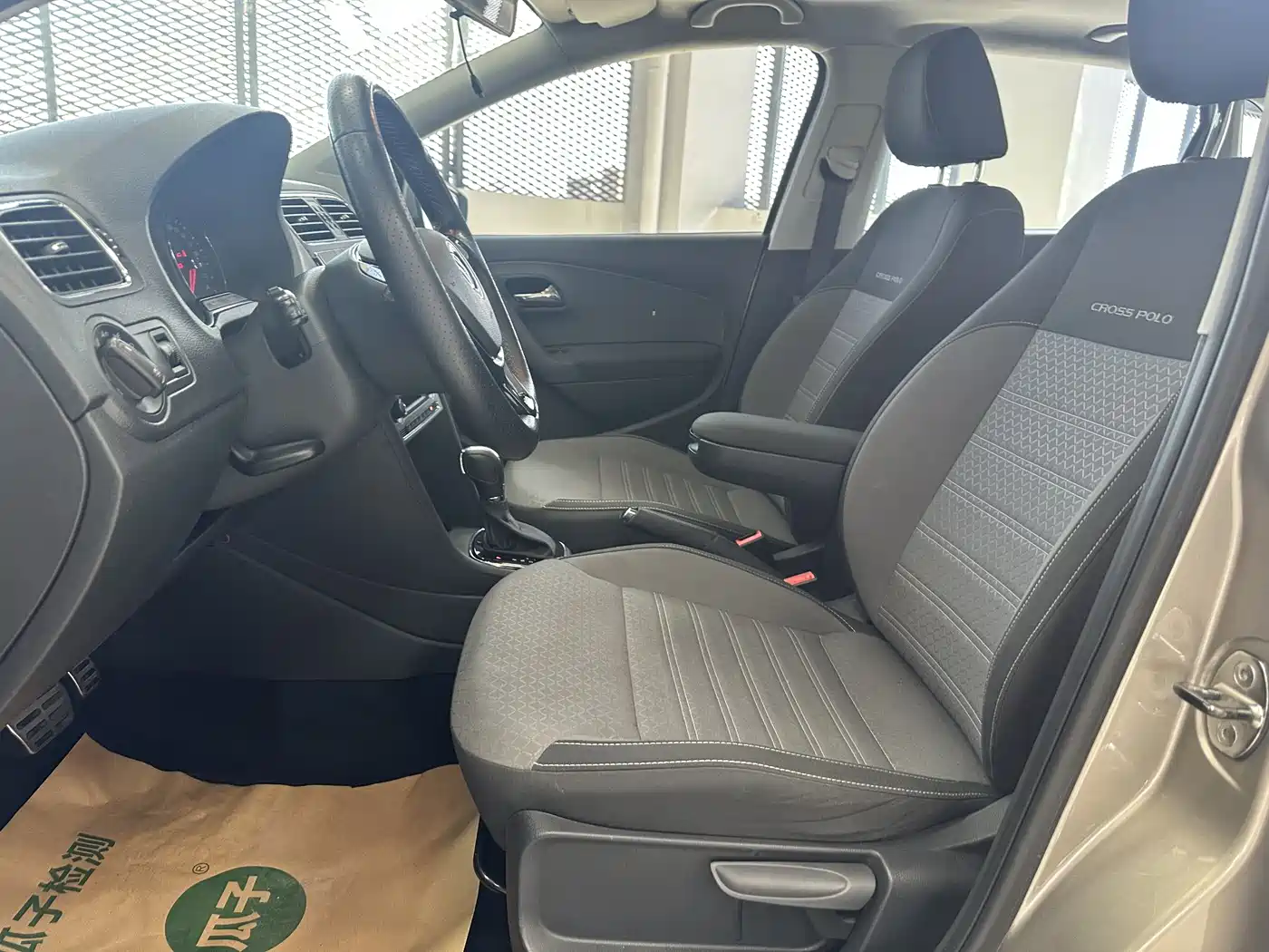 Volkswagen Polo 2014 1.6L Cross Polo Automatic фото 4