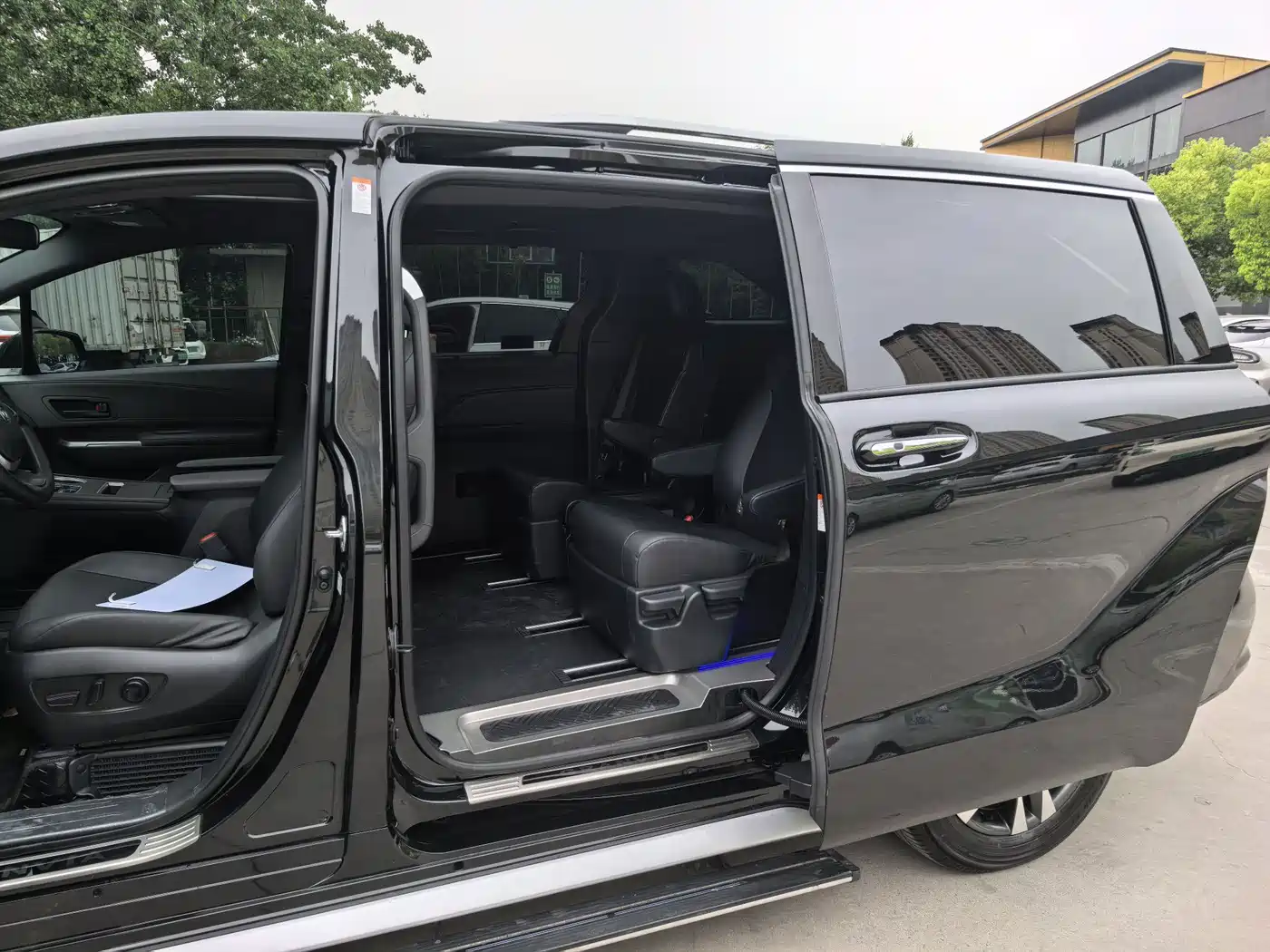 Toyota Granvia 2024 2.5L Hybrid Luxury фото 13