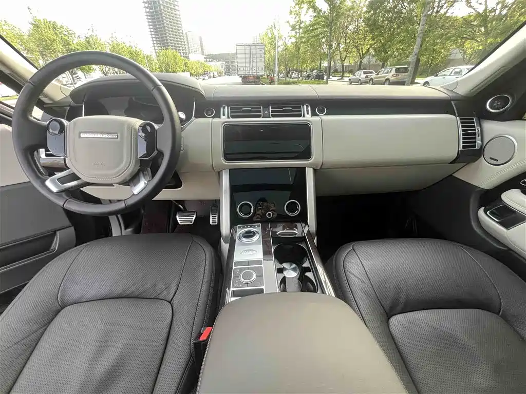 Land Rover Range Rover 2021 3.0 L6 Heritage Extended Classic Edition фото 12