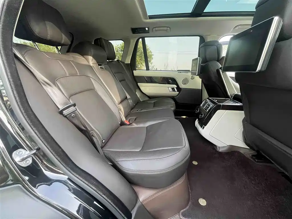 Land Rover Range Rover 2021 3.0 L6 Heritage Extended Classic Edition фото 2