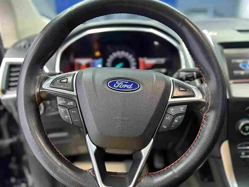 Фото 12 - Ford Edge
