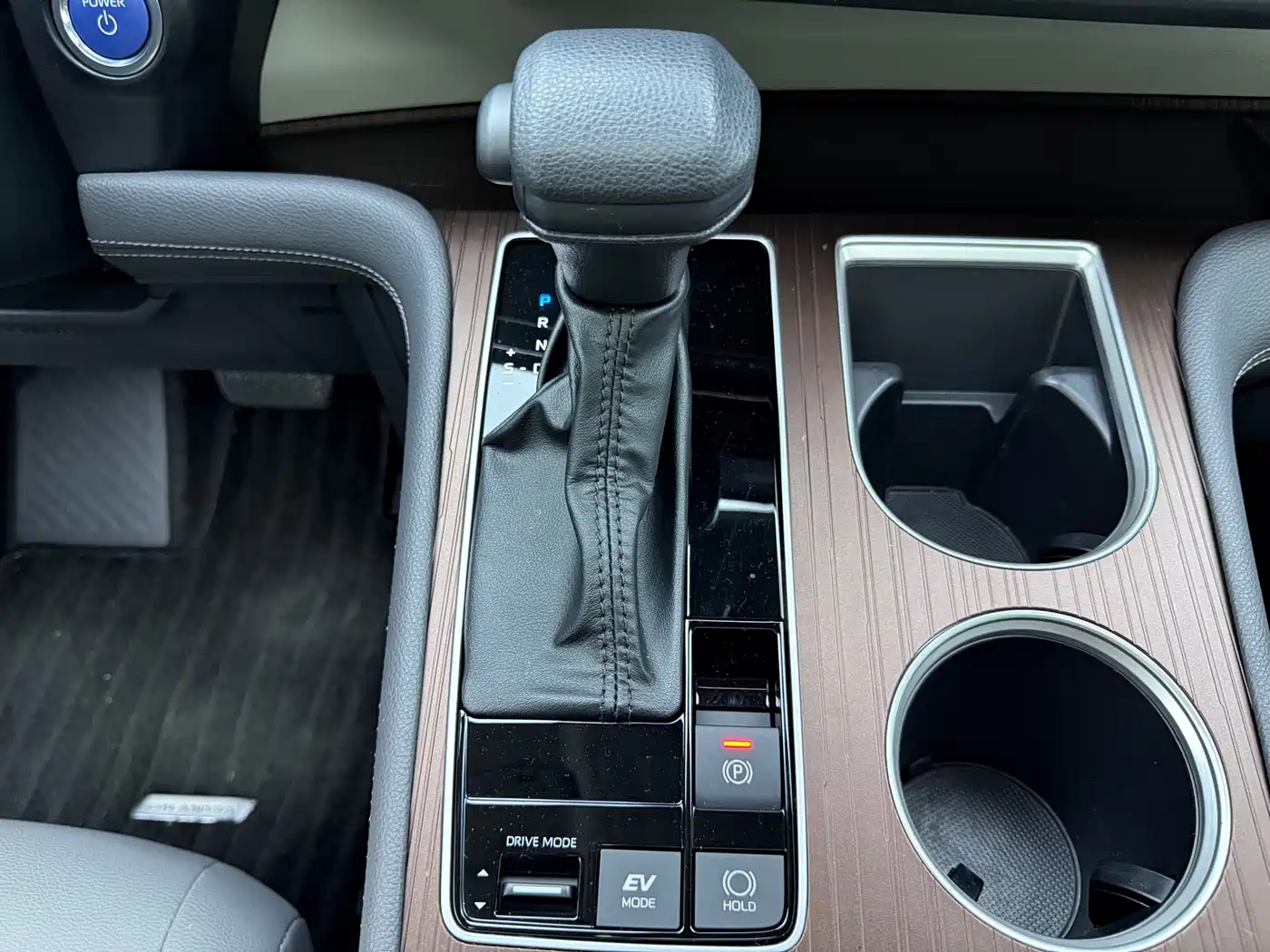 Toyota Granvia 2023 2.5L Hybrid Comfort Edition фото 11