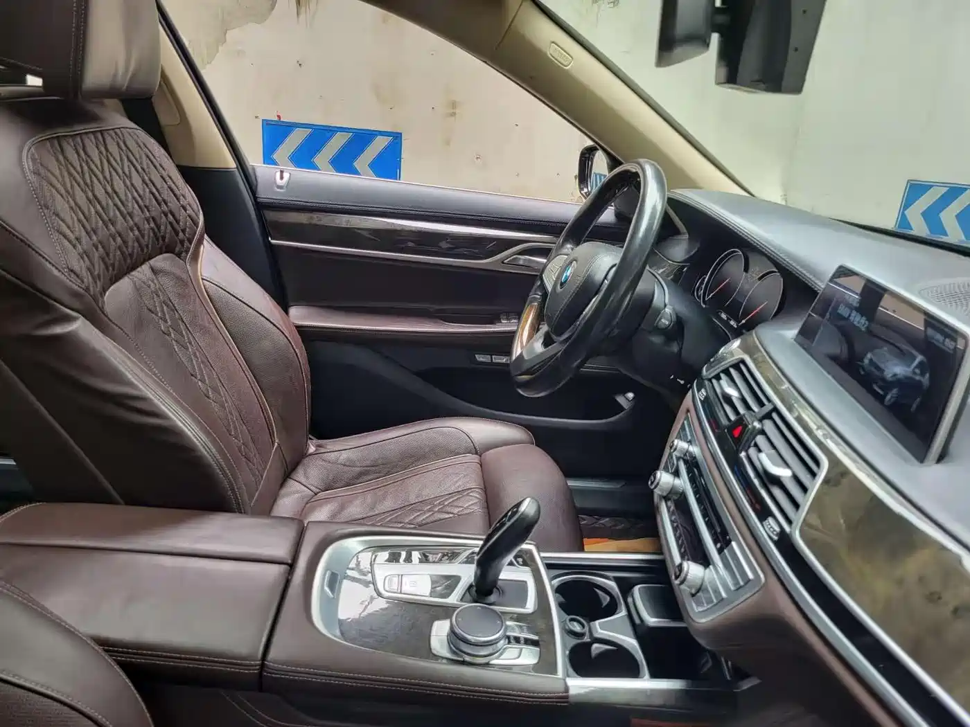 BMW 7 Series 2016 730Li Leading фото 14
